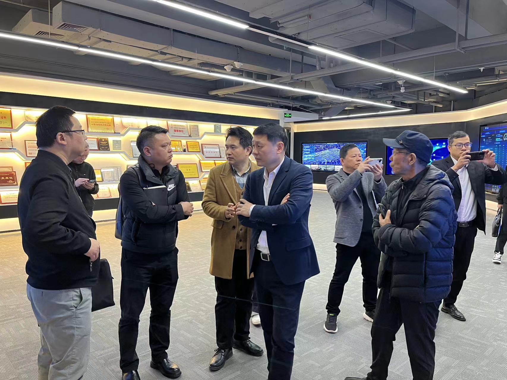 温州市驻深圳办事处书记徐翔,深圳远致投资总监刘志刚,前海粤十